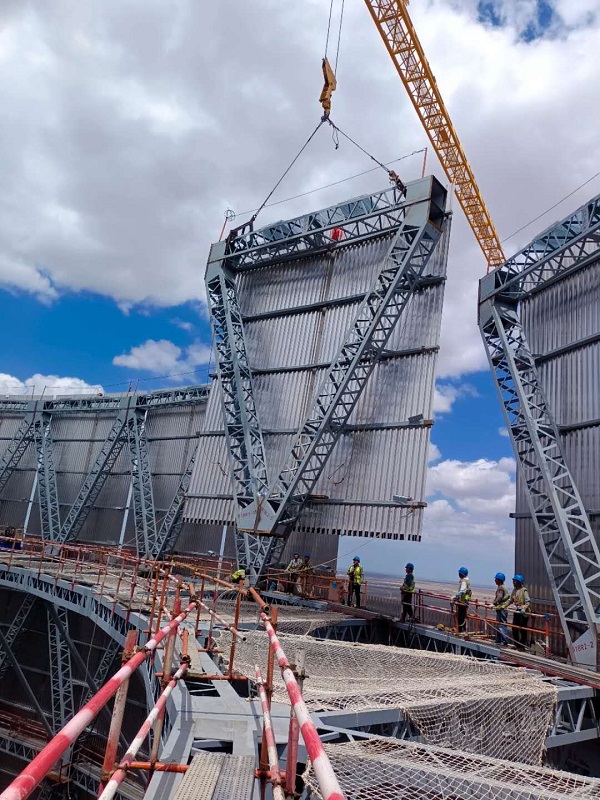 1、最后一榀钢三角精准就位.jpg 1、最后一榀钢三角精准就位.jpg