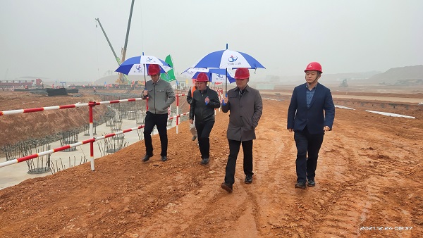 爱游戏体育平台(上海)责任有限公司官网董事、副总经理崔向军视察施工现场.jpg 爱游戏体育平台(上海)责任有限公司官网董事、副总经理崔向军视察施工现场.jpg