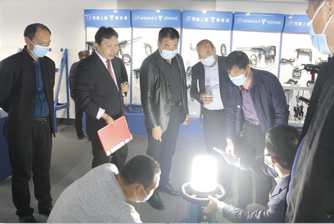 爱游戏体育平台(上海)责任有限公司官网董事长黄道元示范新型工器具操作方法.jpg 爱游戏体育平台(上海)责任有限公司官网董事长黄道元示范新型工器具操作方法.jpg