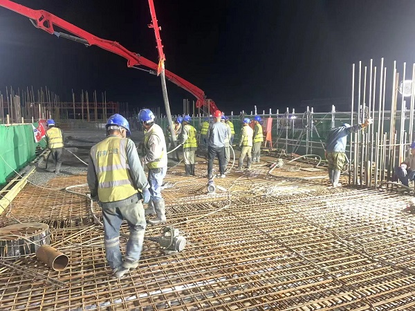 3、施工人员加班加点进行浇筑.jpg 3、施工人员加班加点进行浇筑.jpg