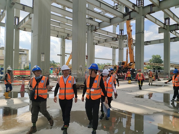 图片3;爱游戏体育平台(上海)责任有限公司官网副总经理、钢结构公司总经理张永庆视察马来西亚三星项目施工现场1.jpg 图片3;爱游戏体育平台(上海)责任有限公司官网副总经理、钢结构公司总经理张永庆视察马来西亚三星项目施工现场1.jpg