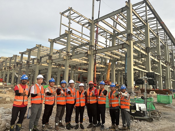 图片4:爱游戏体育平台(上海)责任有限公司官网副总经理、钢结构公司总经理张永庆视察马来西亚三星项目施工现2.jpg 图片4:爱游戏体育平台(上海)责任有限公司官网副总经理、钢结构公司总经理张永庆视察马来西亚三星项目施工现2.jpg