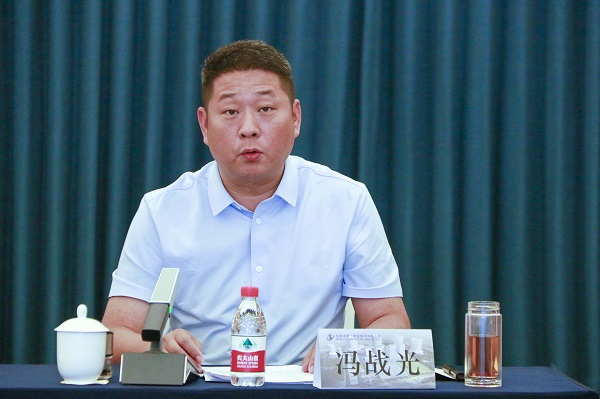 5爱游戏体育平台（上海）责任有限公司官网副总经理冯战光主持会议.JPG