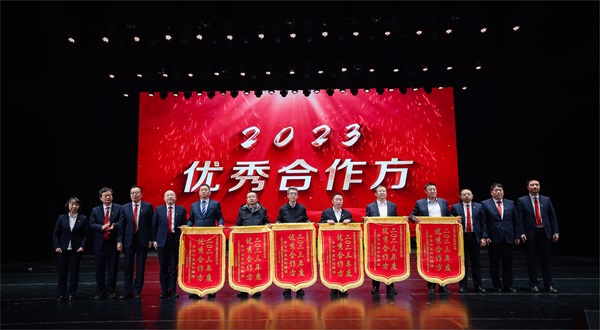 爱游戏体育平台（上海）责任有限公司官网总经理登台领奖 - 副本.jpg