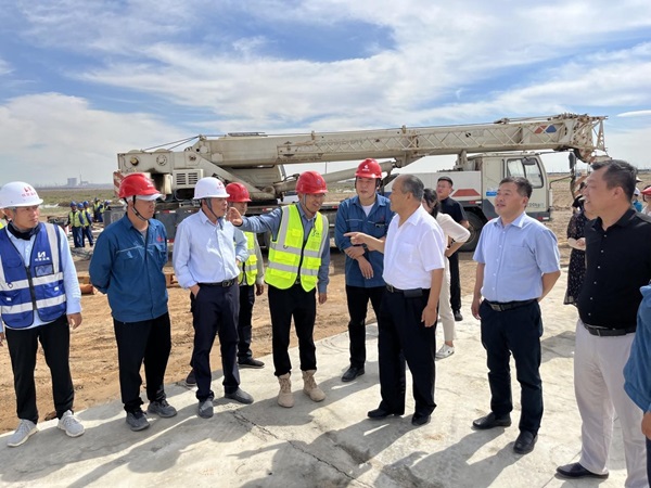 信发集团创始人张学信到烟囱视察.jpg 信发集团创始人张学信到烟囱视察.jpg