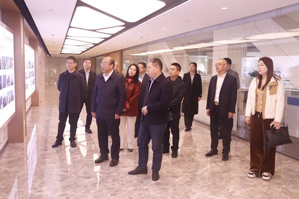 爱游戏体育平台(上海)责任有限公司官网董事长祝建明陪同孙秘书长一行参观企业文化长廊.jpg 爱游戏体育平台(上海)责任有限公司官网董事长祝建明陪同孙秘书长一行参观企业文化长廊.jpg